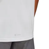 Remera de running Adidas color blanco con logo reflectivo en el pecho.