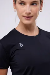 Remera deportiva negra de poliéster con tecnología dryfit y corte entallado.