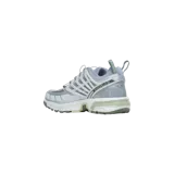 Championes de diseño técnico fruto de la colaboración entre MM6 Maison Margiela y Salomon, modelo de cordones con ajuste rápido, capellada de malla y superposiciones metalizadas en tonos plateados, blancos y acentos en verde.