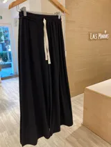 Pantalón de morley color marrón, de corte holgado y cintura elastizada con cordón ajustable.