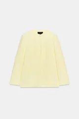 Blazer ZARA Woman Collection de corte recto, color amarillo claro, con cuello redondo, manga larga, bolsillos de ojal delanteros y cierre frontal con un botón.