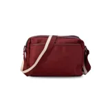 Bandolera de nylon color azul marino, con correa ajustable de cinta bicolor, múltiples bolsillos frontales con cierre y compartimento principal con organizadores internos.