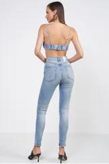 Pantalón de jean celeste de tiro alto, corte ajustado y detalles de strass plateados.