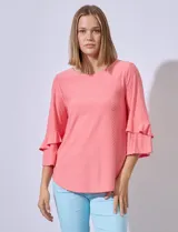 Blusa color salmón en tejido piqué, de manga ¾ con volados.