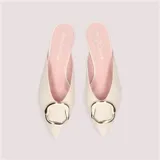 Mules color perla de cuero con punta fina y hebilla plateada orgánica.