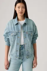 Campera de denim Levi's modelo 90S Trucker, color celeste con lavado claro, corte oversize, bolsillos frontales con solapa y cierre de botones metálicos.