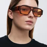 Gafas de sol unisex, modelo Jahi, con diseño aviador oversized y doble puente. Montura color carey y lentes color naranja.
