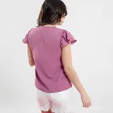 Blusa negra con escote en V y mangas cortas con volados.