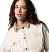 Chaqueta Columbia modelo Acker Rock Twill de corte corto, color blanco con cuello en contraste color tostado y botones metálicos. Presenta bolsillos frontales en el pecho y bolsillos laterales de gran tamaño con solapa, además del logo bordado de la marca en el pecho.