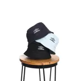 Gorro tipo bucket de color celeste claro, con visera corta y logo Umbro bordado en el frente.
