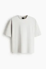 Remera de algodón con corte oversized, cuello redondo acanalado y diseño de hombros caídos.