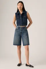 Short de jean estilo bermuda, tiro medio y corte holgado con efecto deslavado.