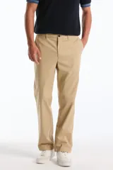 Pantalón chino de corte recto color beige, con cierre de botón y cremallera, y bolsillos laterales.