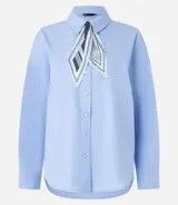 Camisa celeste oversized de tricolina con cuello, abotonado delantero y mangas largas. Incluye pañuelo estampado para el cuello.