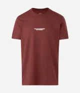 Remera de algodón color bordó, con cuello redondo, manga corta y corte comfort. Presenta un estampado localizado en el pecho con el texto 'The Pathfinders Movement'.