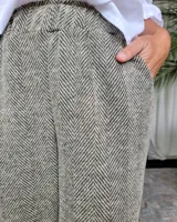 Pantalón de vestir color beige con estampado de espiga, pretina elastizada y corte recto.
