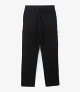 Pantalón cargo de hombre color negro, confeccionado en sarga de algodón, con cintura elástica, bolsillos laterales tipo cargo y bolsillos traseros.