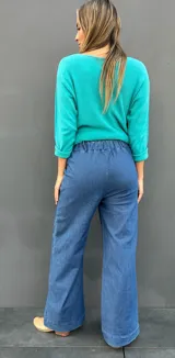 Pantalón de jean de viscosa en color azul intermedio, con corte amplio y fluido. Presenta pretina con elástico y pasacintos, ofreciendo un ajuste cómodo y adaptable a la silueta.