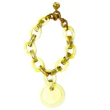 Collar con cadena de eslabones dorados y resina color amarillo, con dije circular.