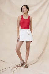 Musculosa roja de viscosa y elastano, corte ajustado.