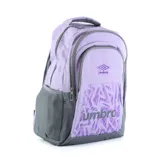 Mochila Umbro de color lila con detalles en gris oscuro. Presenta múltiples compartimentos con cierres, bolsillos laterales de malla y el logo Umbro estampado en el frente con un patrón geométrico en tonos de lila.