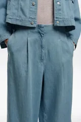 Pantalón de mezclilla negro de corte wide leg, con diseño holgado y tiro bajo.
