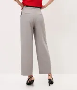 Pantalón de sastrería gris claro, de corte recto y tiro medio, confeccionado en crepé de poliéster y elastano. Presenta cintura con pasadores, bolsillos traseros embutidos y cierre frontal.