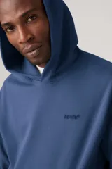 Buzo hoodie azul con logo de Levi's bordado en el pecho.