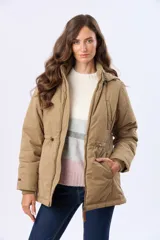 Campera de abrigo color beige con capucha desmontable, cierre frontal y cordón ajustable en la cintura. Cuenta con forro interior de sherpa, bolsillos frontales y puños de tejido acanalado.