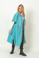 Tapado de paño de lana artesanal color verde agua, con vivos estampados, calce holgado y amplios bolsillos.