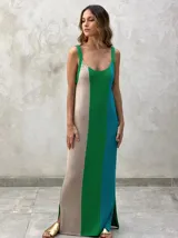 Solera tejida de punto, larga hasta el tobillo, con tirantes anchos y diseño de bloques de color verticales en beige, verde brillante y turquesa.