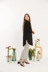 Sandalias negras de tiras finas con taco cuadrado.