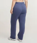 Pantalón deportivo de corte holgado, confeccionado en algodón con felpa, con cintura elástica y bolsillos laterales.