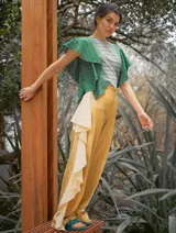 Pantalón de lino y algodón a rayas verticales en tonos celeste y blanco, con corte palazzo y volados en el lateral.