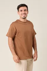 Remera gris de corte clásico y mangas cortas.