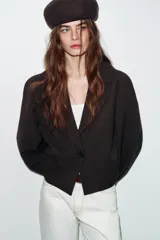 Gorro tipo casquete de diseño minimalista, confeccionado en lana 100% con acabado suave.