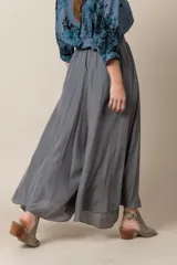 Pantalón ancho de seda color negro, con cintura elastizada y caída fluida.