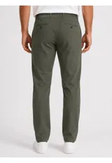 Pantalón Arrow de corte recto, color blanco, confeccionado en mezcla de lino y algodón, con bolsillos laterales y cierre frontal con botón y cremallera.