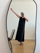 Vestido largo azul marino de manga corta, con cuello redondo y textura acanalada.