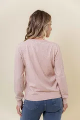 Buzo de punto color beige melange, de manga larga, cuello redondo y corte recto.