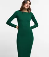 Vestido midi de punto acanalado de la marca Marfinno, color negro, de corte ajustado, con cuello barco y mangas largas.