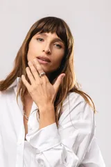 Anillo plateado con detalle de tres bandas doradas en el centro.