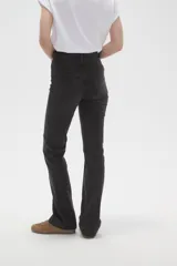 Pantalon de jean azul con corte flare y tiro alto, con cierre frontal y bolsillos.