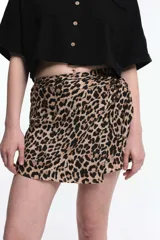 Short tipo pareo con estampado animal print de leopardo, nudo lateral y cintura elastizada.