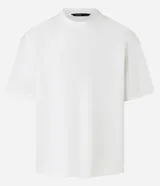 Remera de corte boxy con cuello redondo y mangas cortas, confeccionada en tejido de malla pesada con textura gomosa.