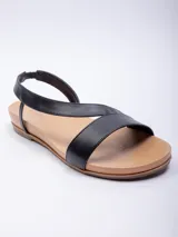 Sandalia baja de símil cuero color marrón, con doble cinta ancha cruzada sobre el empeine y tira elástica para ajuste en el tobillo.