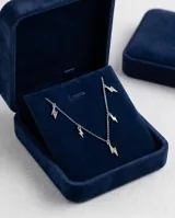 Collar de plata 925 con cadena fina y cinco dijes colgantes en forma de rayo, decorados con circonias multicolor.