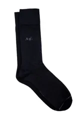 Medias lisas de color negro con un pequeño logo bordado en gris en el tobillo.