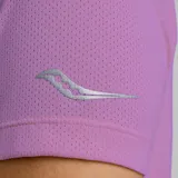 Remera deportiva Saucony color lila, de corte clásico y mangas cortas. Confeccionada en poliéster reciclado.