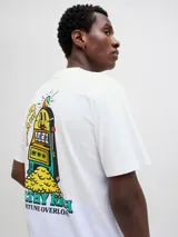 Remera de manga corta y cuello redondo con calce holgado. Presenta un diseño estampado en la espalda con motivos de máquina tragamonedas y texto, con acabado en goma.